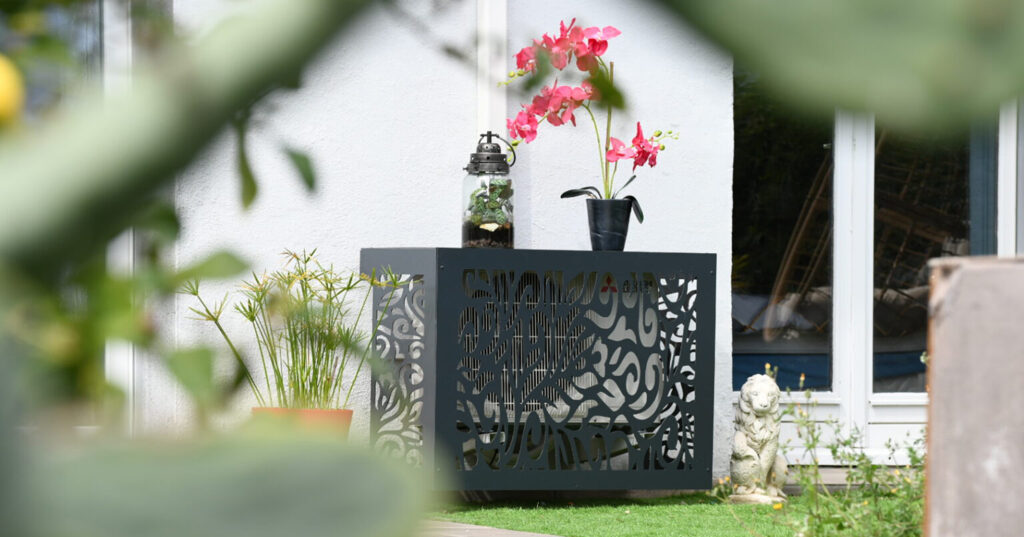 Habillage sur-mesure gris anthracite à découpe ajourée, installé au jardin