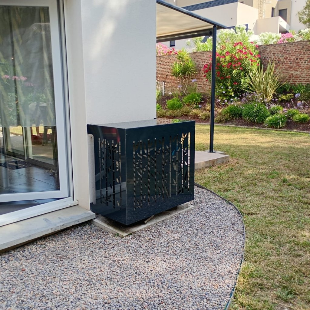 Cache-clim sur mesure anthracite motif bambou posé à Thuir