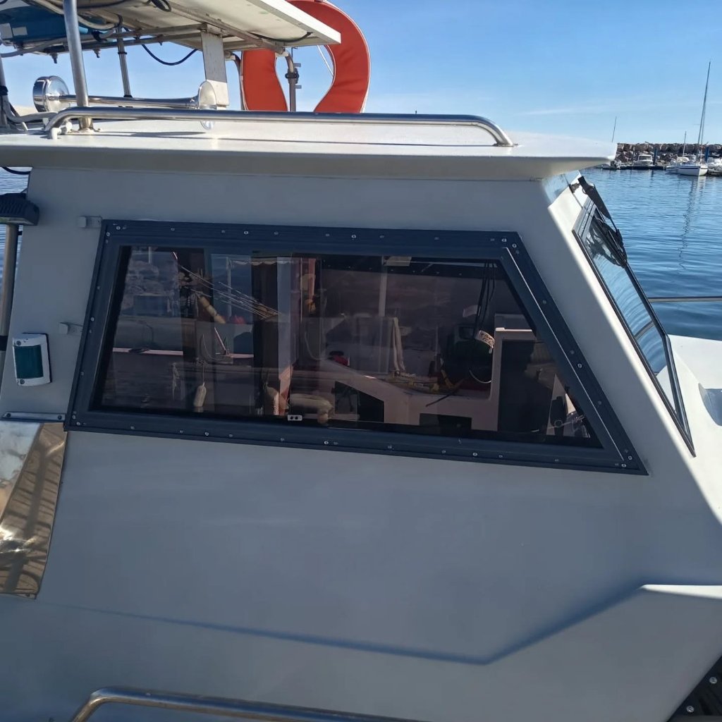 Vitrage en plexi fumé découpé sur mesure pour bateau