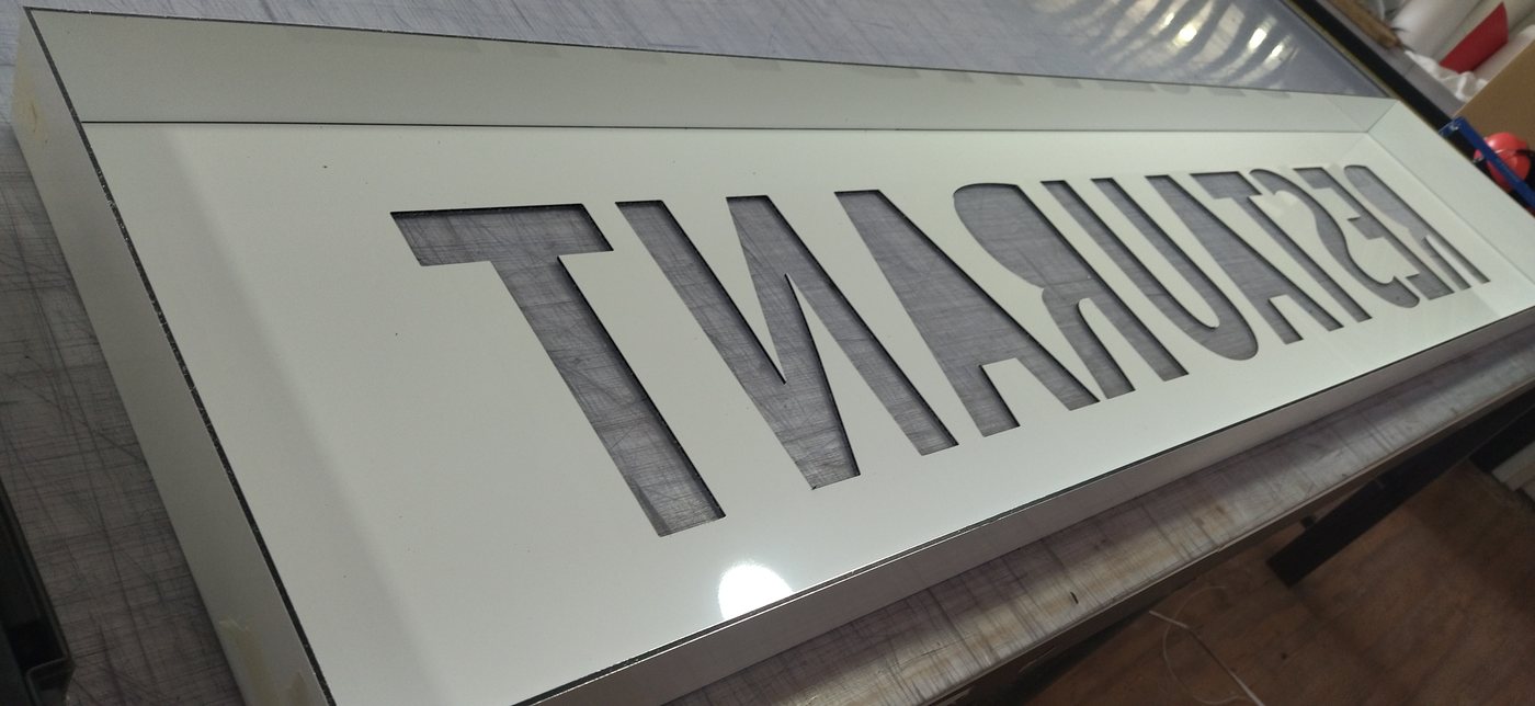 Caisson lumineux à lettres ajourées pour un restaurant