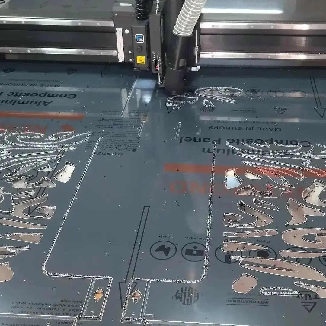 Découpe de lettres dans un panneau d’aluminium composite à la fraiseuse numérique