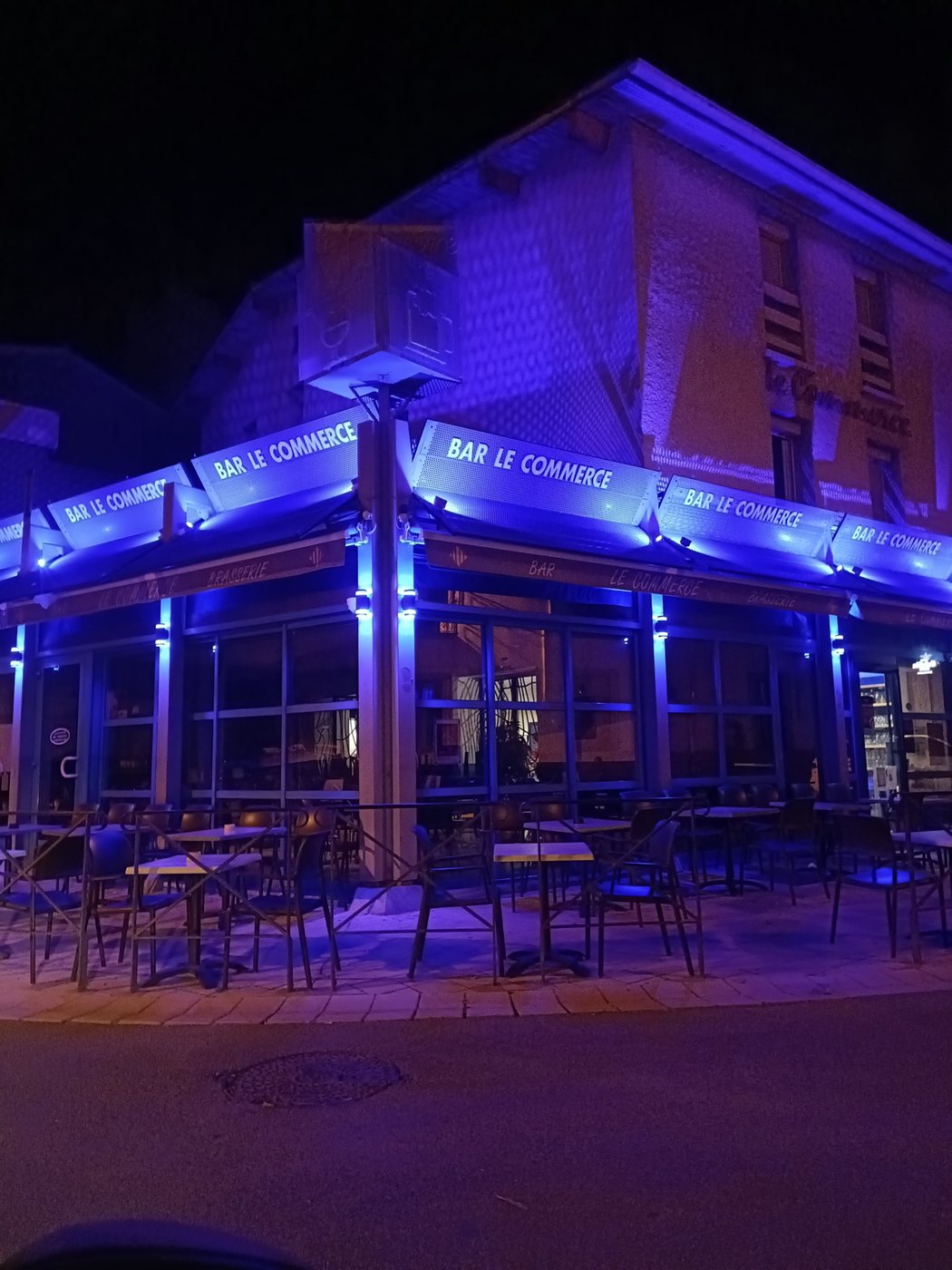 Bandeau lumineux de bar-brasserie réalisé par Rezo-Fabrik, vu de nuit