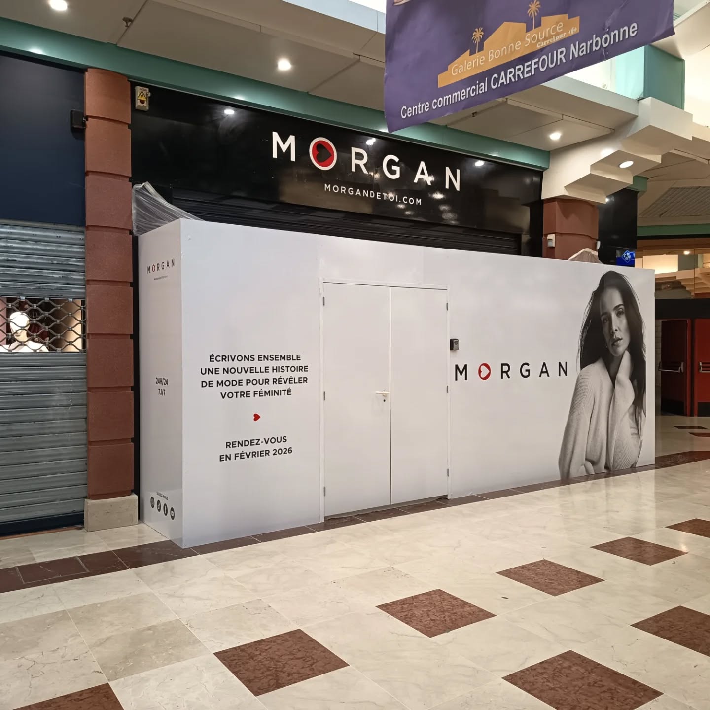 Habillage de palissade de chantier en impression grand format pour une boutique de prêt-à-porter