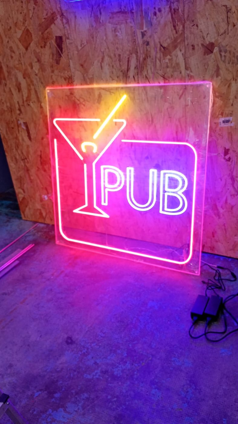 Enseigne néon LED « PUB » sur plaque de plexi, fabriquée à l’atelier RezoFabrik
