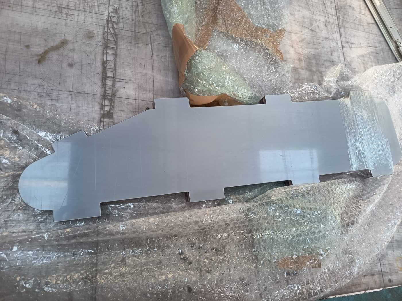 Grand panneau plexi découpé à la forme sur l’établi de l’atelier
