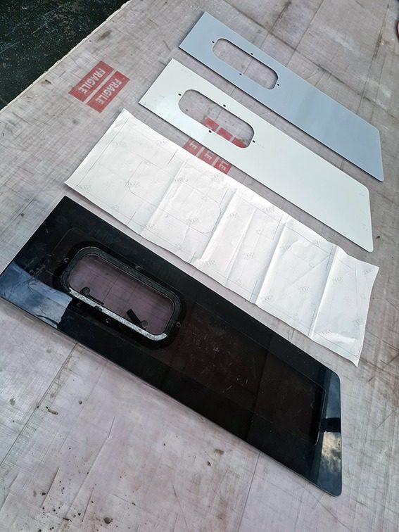 Panneaux plexi fumé découpés sur mesure à l’atelier RezoFabrik de Canet-en-Roussillon