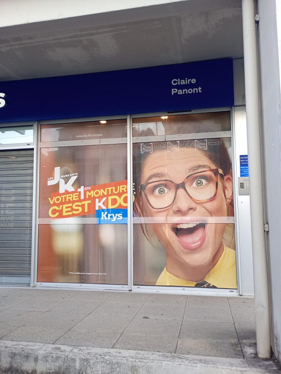 Vitrine d’opticien habillée en adhésif imprimé microperforé